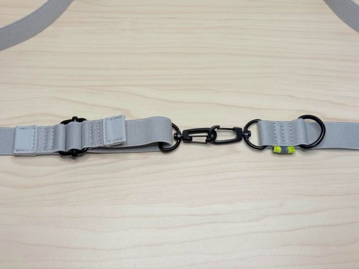 ストラップの両端はカラビナになっており、ここにスマートフォンやカメラをぶら下げて使う