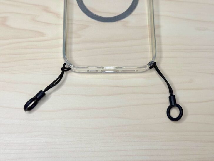 まず、2つのストラップをケースに取り付ける