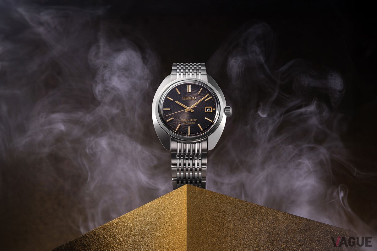 深みのあるグレーのグラデーションに型打文様が施されたダイヤルと、薄さが際立つ特徴的な曲面を鏡面に仕上げた「KS1969」シリーズの限定モデル