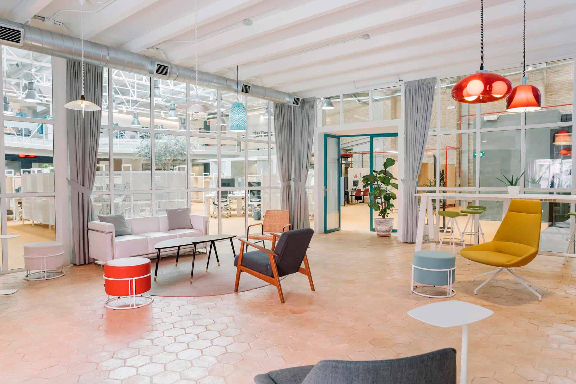 Sala de estar moderna con sillones, en un espacio abierto.