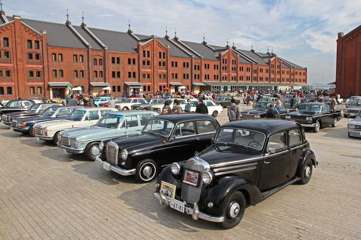 会場中央付近には、今回のテーマカーであるセダンが並べられた。前列は1950~70年代のメルセデス・ベンツ車。