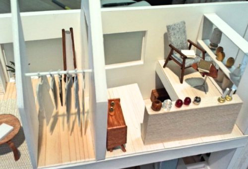 最初の模型。安楽イスが置けるだけの小さなリビングスペースがある。