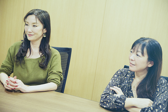 (左から)川崎貴子さん、江村林香さん