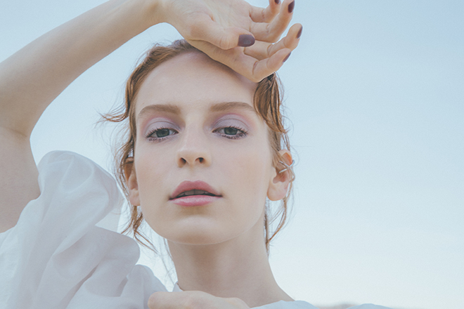 「Noble」をテーマとした新作によるメイク。グレーとピンクのアイシャドゥ(ペタル フロート アイシャドウ 01)とミルキーピンクのリップ(ペタル エッセンス カラー バター 09)を使用