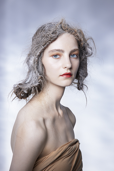 下まぶたにブルーのアイライナー(シュアネス アイライナーペンシル EX05)を入れ、クリーンレッドのリップ(エンスロール マット リップス 01)をラフにのせるのが、今秋の提案