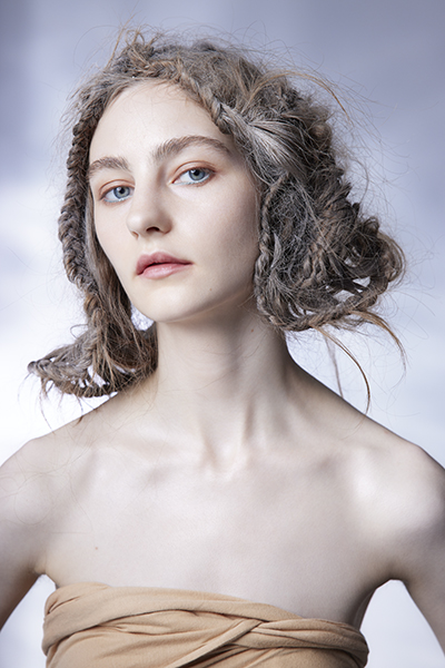 3色のアイブロウ(インディケイト アイブロウパウダー EX01)で描いた立体的な眉もポイント