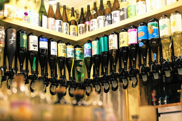 焼酎のラインナップは芋が8割を占める=渡部健五撮影