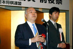 2002年にあった棋戦の前夜祭で並んだ故・加藤一二三九段と杉本昌隆八段(右)