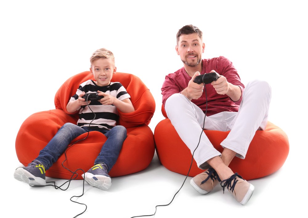 Vater und Sohn spielen Vater und Sohn spielen