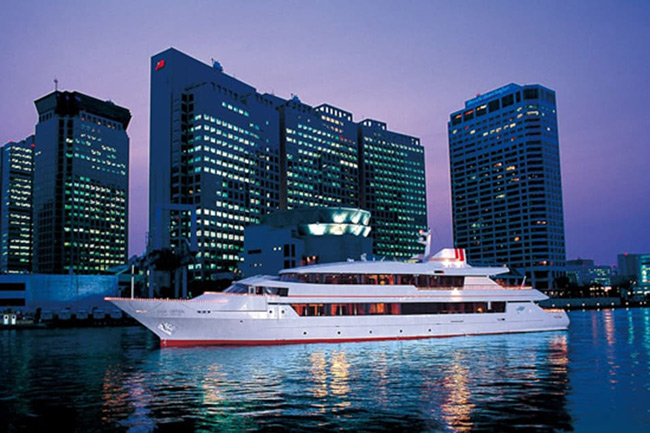 船上からの夜景を見ながら豪華ディナーを堪能!「クルージングチケットGREEN」