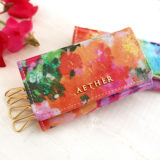 華やかな彩りのアートレザーが素敵!エーテルで一番売れてるキーケース「フルール・プティ」