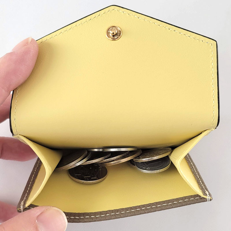 ボナベンチュラ スモール ウォレット シュリンクレザー レビュー 小銭を入れたイメージ