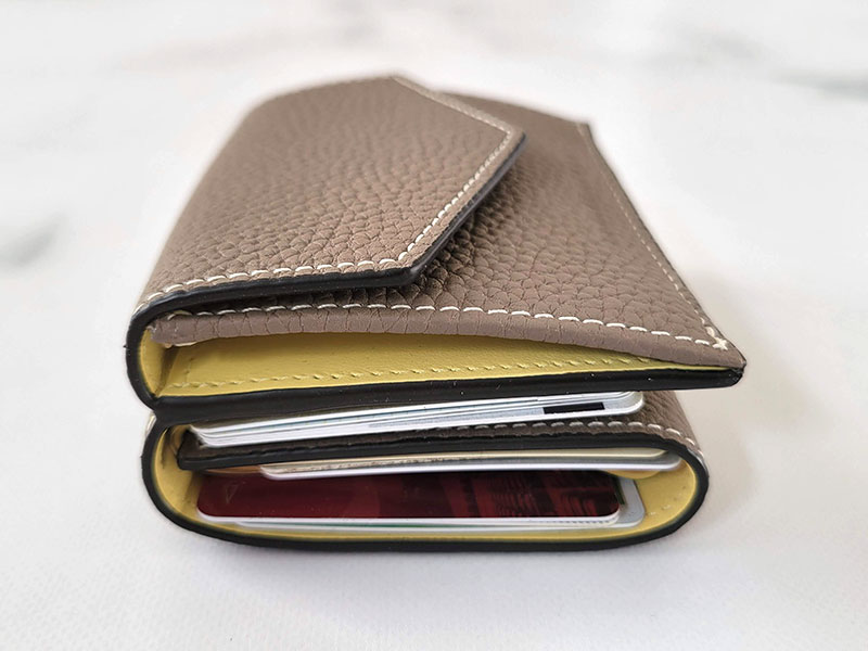 ボナベンチュラ スモール ウォレット シュリンクレザー レビュー 全部入れた状態の財布の膨らみ具合