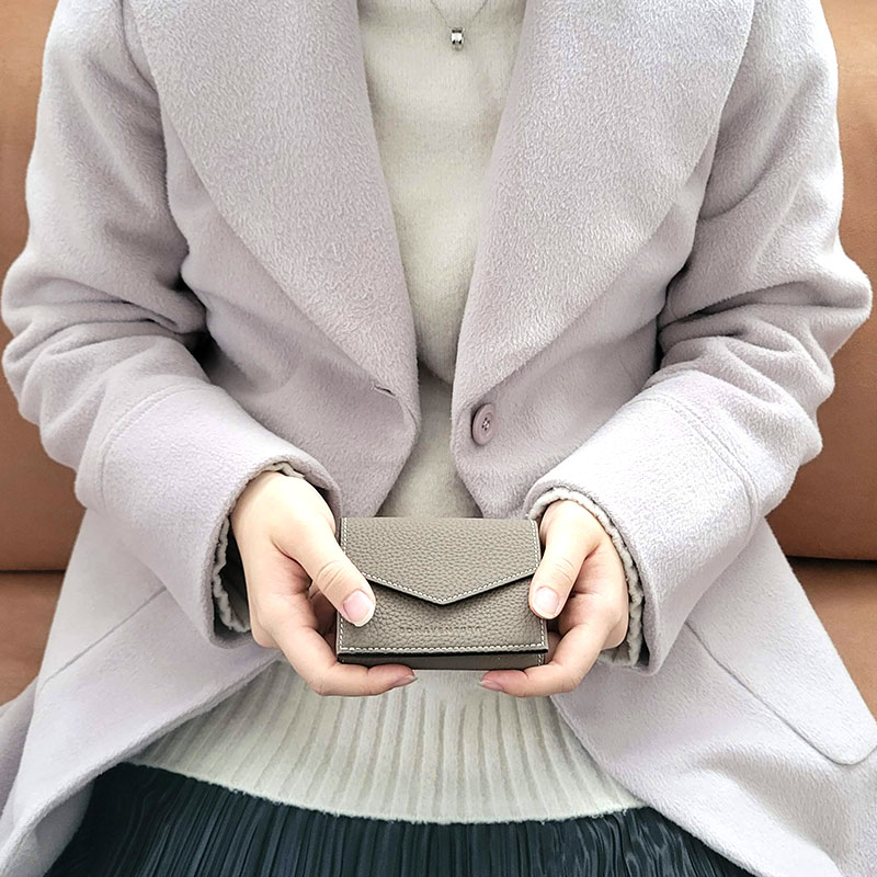 ボナベンチュラ スモール ウォレット シュリンクレザー 女性が手に持っているイメージ