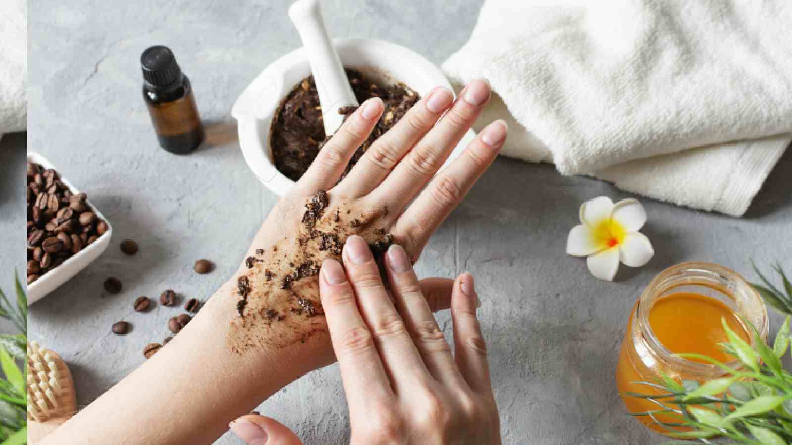 Coffee mei coconut oil add karke skin ko clear bana skte hain