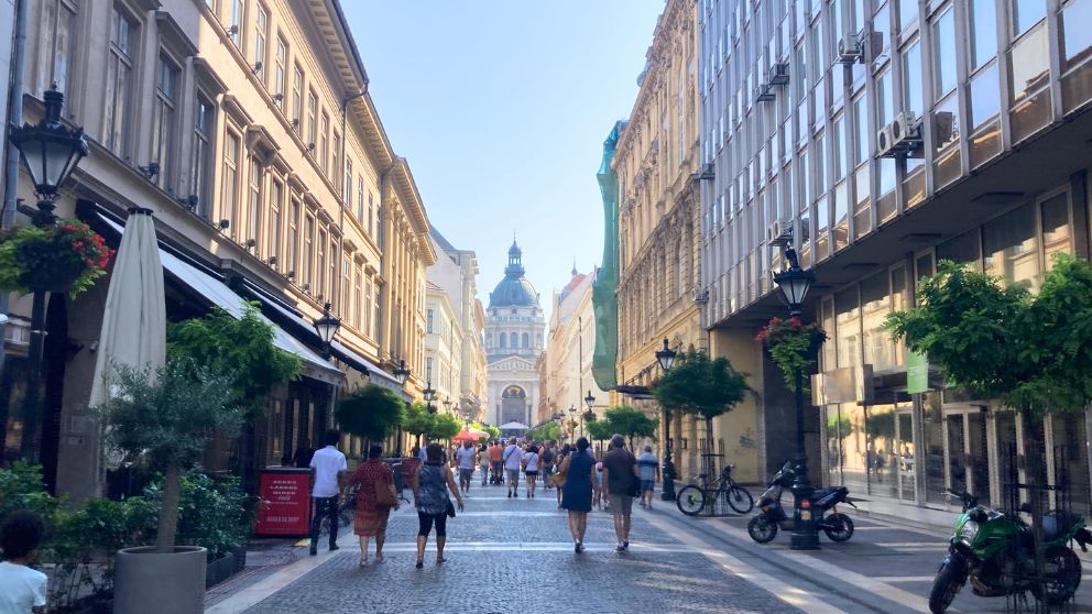 ブダペストの聖イシュトヴァーン大聖堂へ続くZrínyi通りの風景。社会主義時代の無骨な建物と華やかな建物が並んでいる