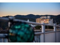 ビン玉ロードから臨む「湯元館ニュー浜島」