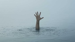 रील का शौक जान पर भारी! बैलेंस बिगड़ने से गंगा में गिरे कोचिंग टीचर की मौत, 4 घंटे के बाद शव मिला रील का शौक जान पर भारी! बैलेंस बिगड़ने से गंगा में गिरे कोचिंग टीचर की मौत, 4 घंटे के बाद शव मिला