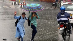 UP Weather: गर्मी से त्राहिमाम के बाद मेहरबान हुए बादल, कई जिलों में बारिश; जानें मौसम की भविष्यवाणी UP Weather: गर्मी से त्राहिमाम के बाद मेहरबान हुए बादल, कई जिलों में बारिश; जानें मौसम की भविष्यवाणी
