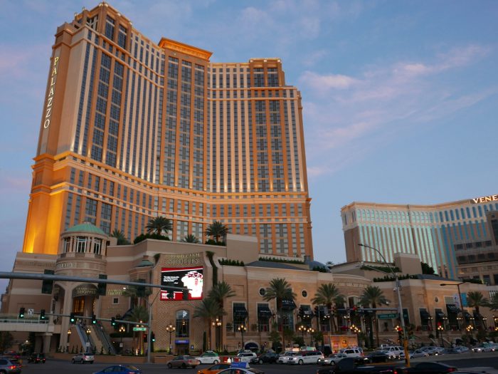 パラッツォホテル、右奥はベネチアンホテル パラッツォホテル、右奥はベネチアンホテル