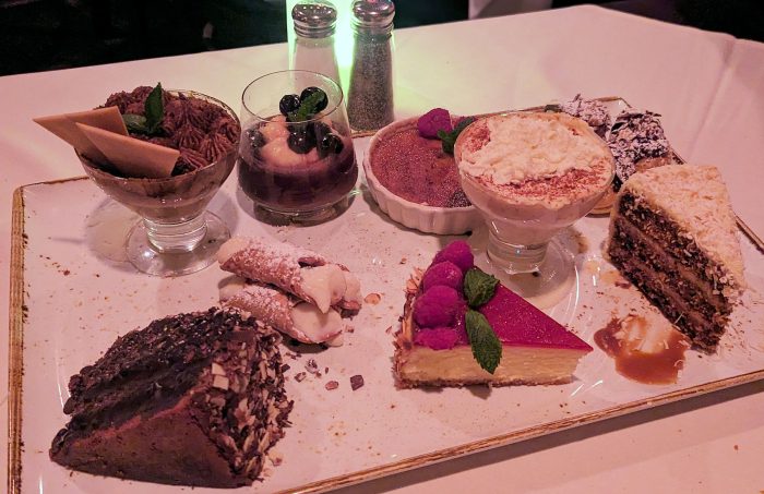 デザートはこの中から選ぶことになる。いま風のデザインのケーキでないところがこの店らしい。