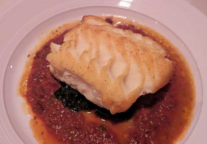 白身魚。55ドルもするわりには盛り付けなどにぜんぜんこだわっておらず、インスタ映えなどを狙っていないところがこの店らしい。