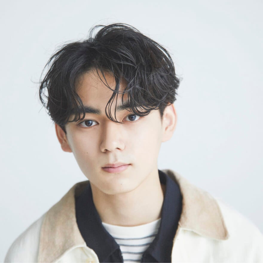 直毛も、硬い髪もやわらかくみせるニュアンス出しに効く「ねじりパーマ」