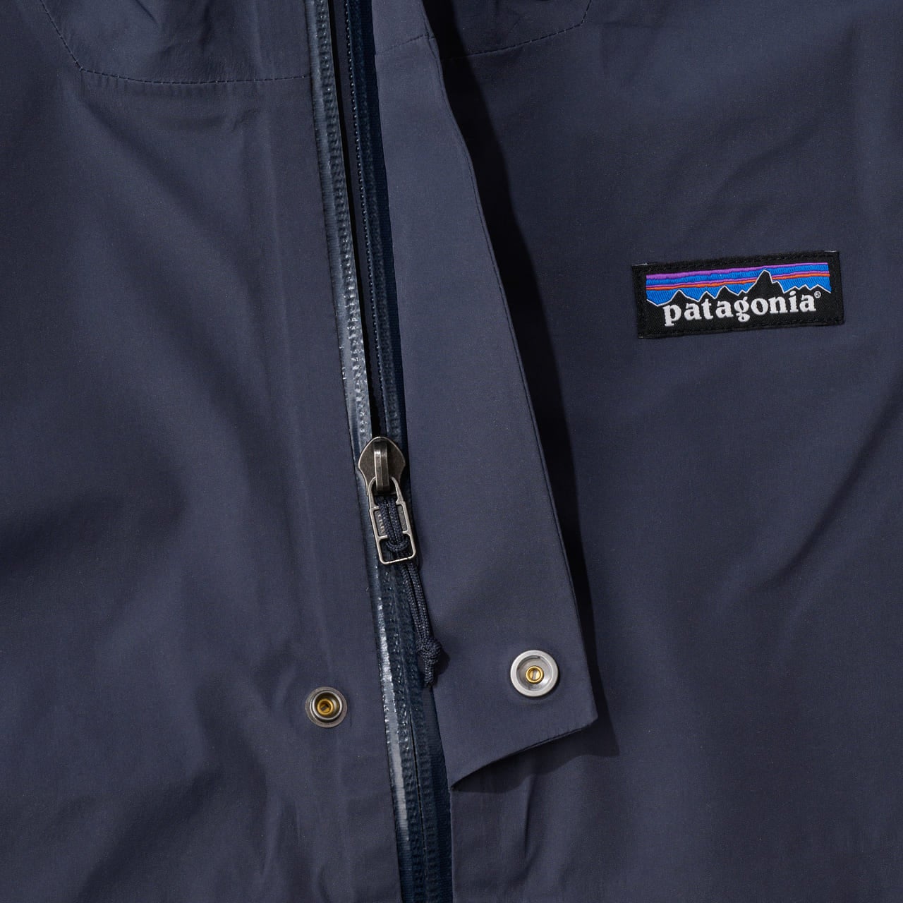 エディター愛用のパタゴニアの防水ジャケット メンズ・スレート・スカイ・ジャケット ストームフラップとジップ