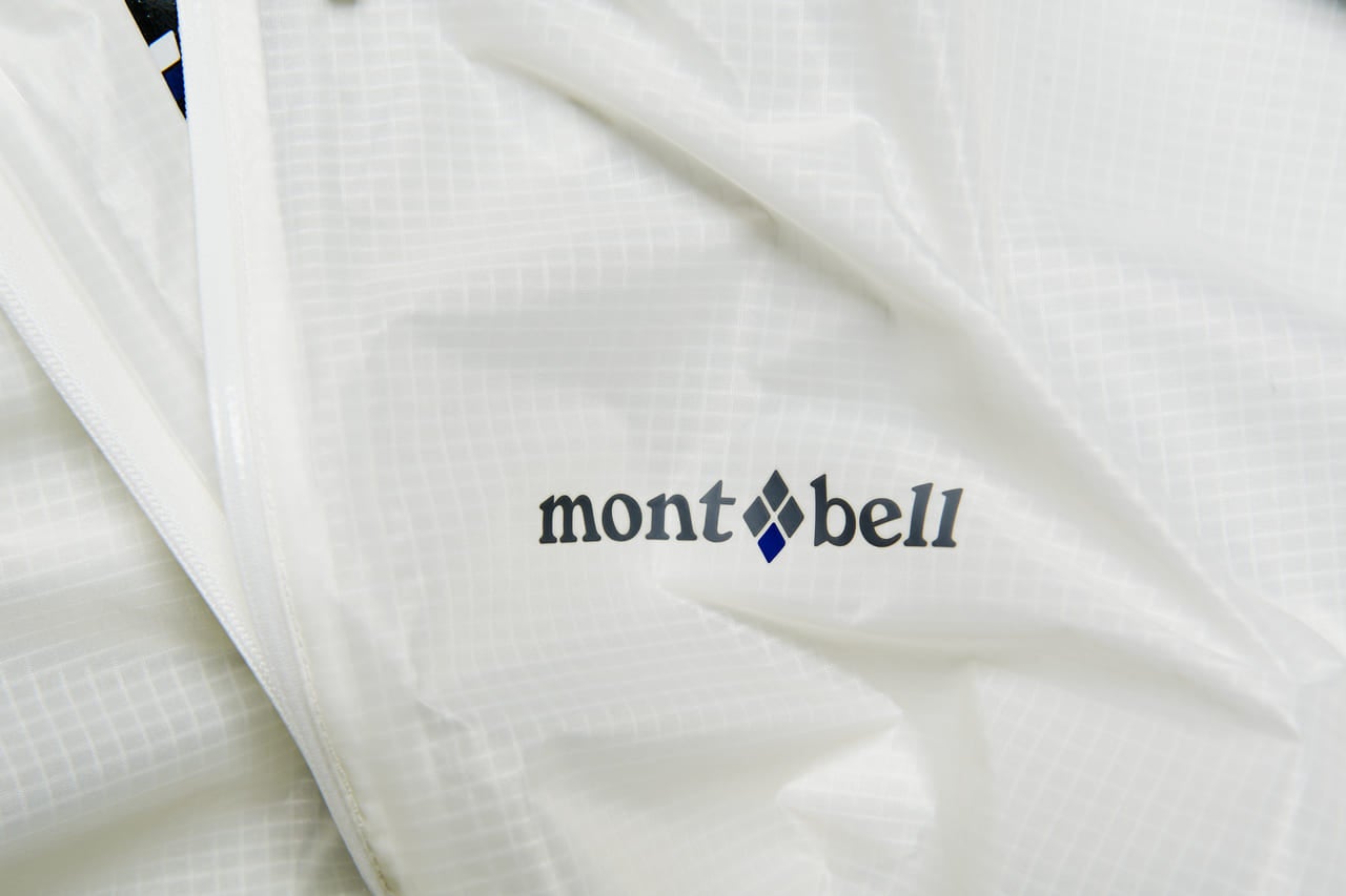 モンベルのトレッキング レインポンチョ ポンチョ(モンベル)¥9,350/モンベル・カスタマー・サービス ロゴ