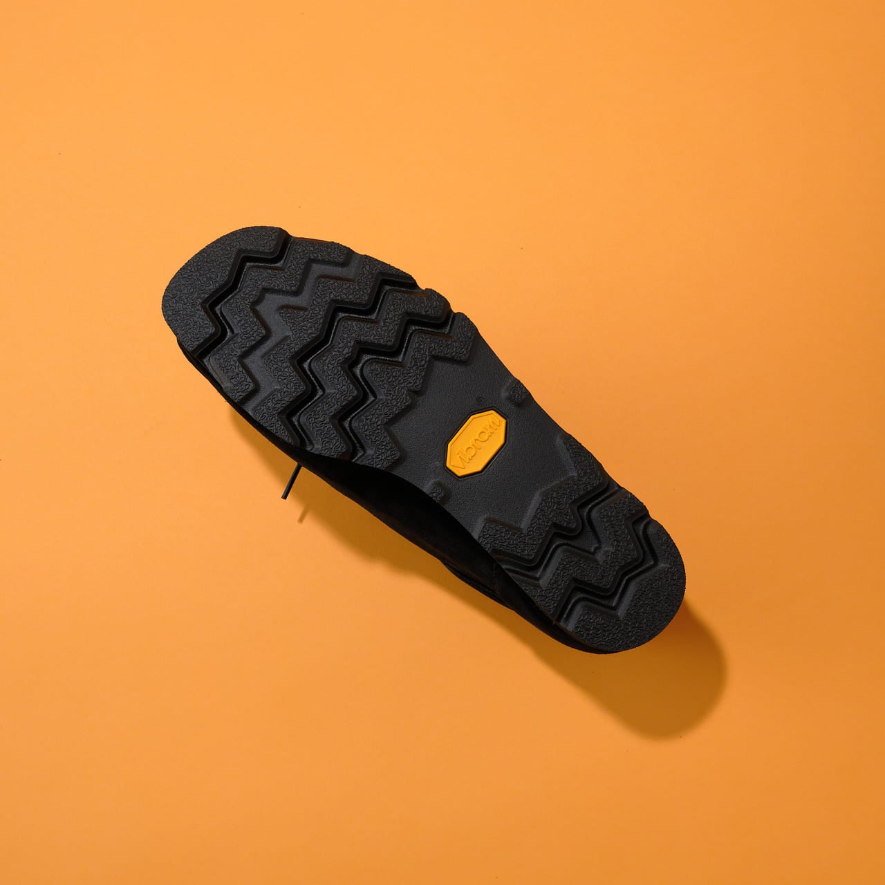 エディターが買ってよかったクラークス オリジナルズのメンズ ワラビー ゴアテックス / Wallabee GTX(ブラックスエード) アウトソール