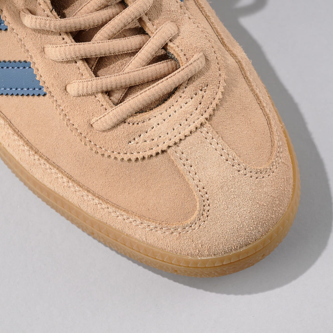 エディターが買ってよかったアディダス オリジナルスのハンドボールスペツィアルのトゥ