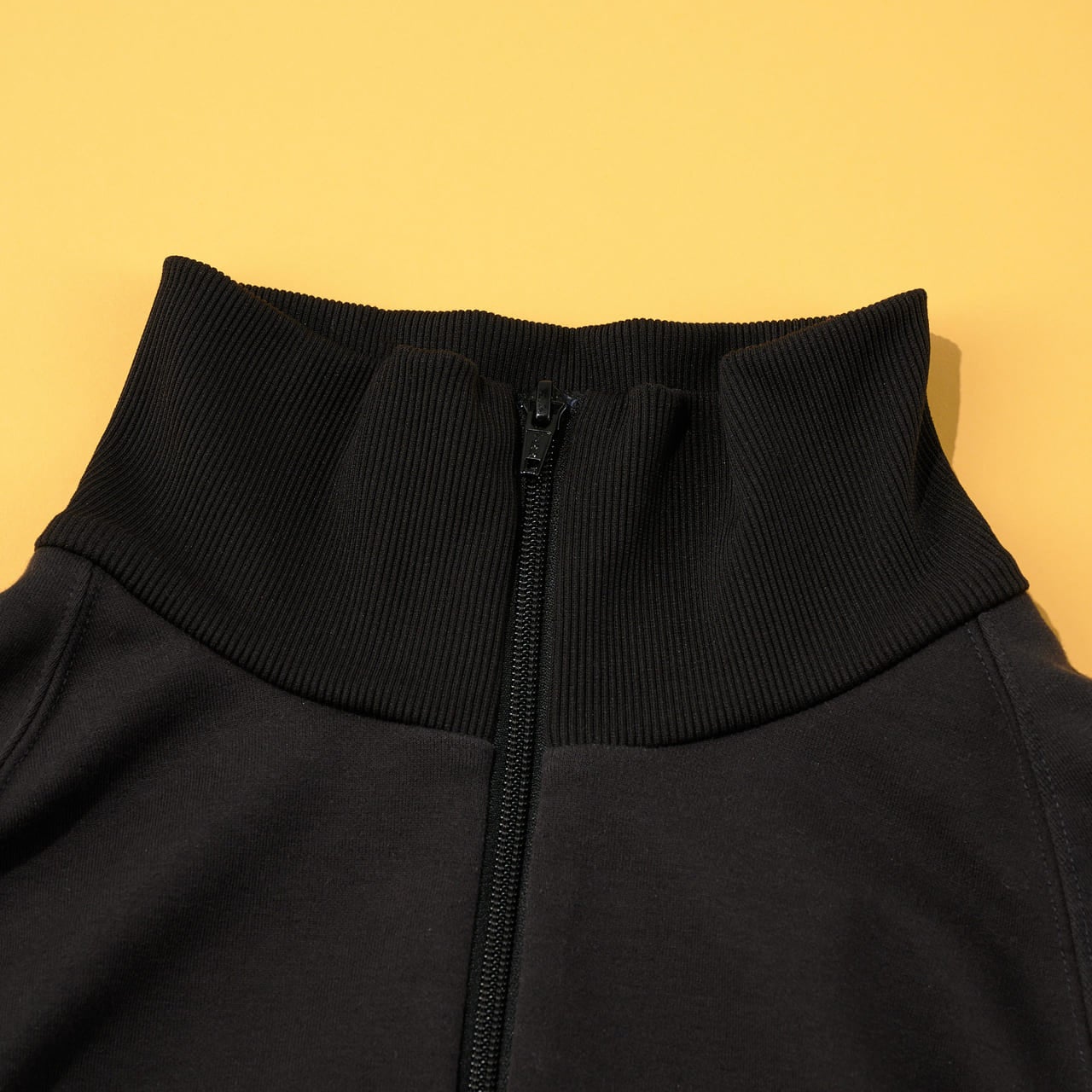 エディターが買ってよかったプーマとサイのコラボトラックジェットのネック