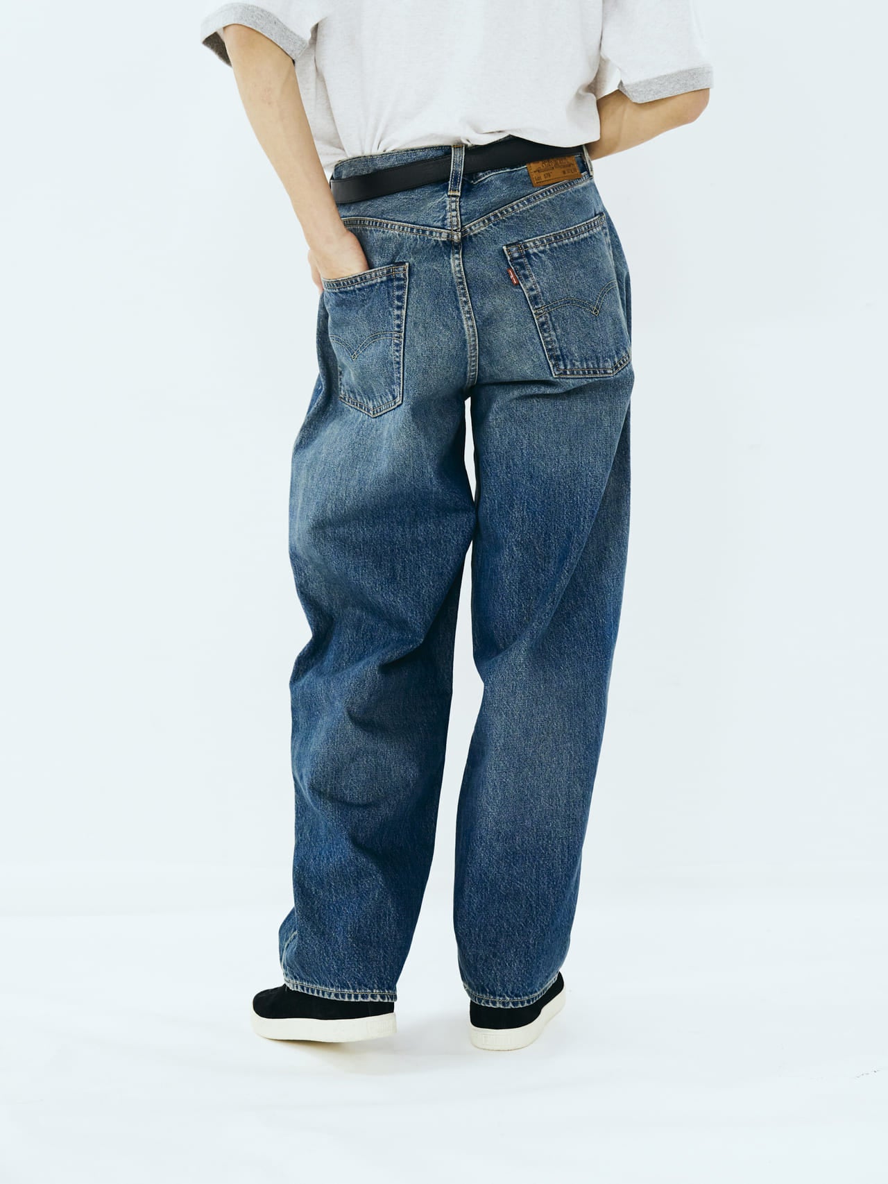 Levi’s®のジーンズ「578™ BAGGY」とスニーカーの合わせ