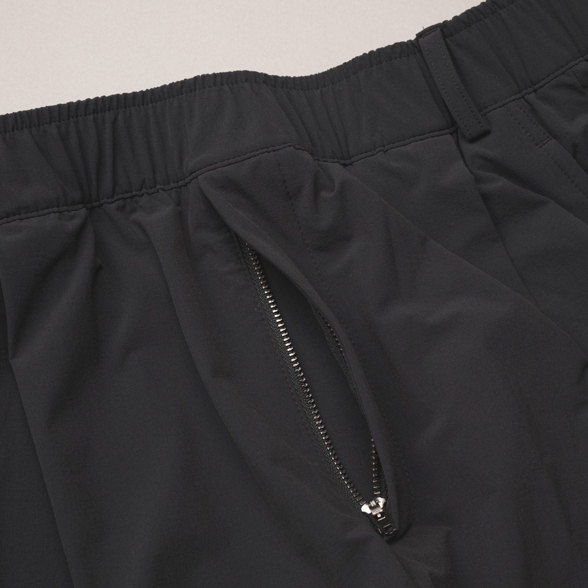 ニューバランスの愛用ワイドパンツ NB Grey Wide Pantのフロントジップ