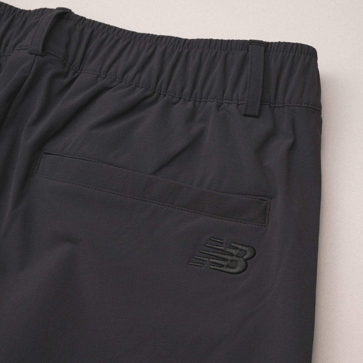 ニューバランスの愛用ワイドパンツ NB Grey Wide Pantのロゴ