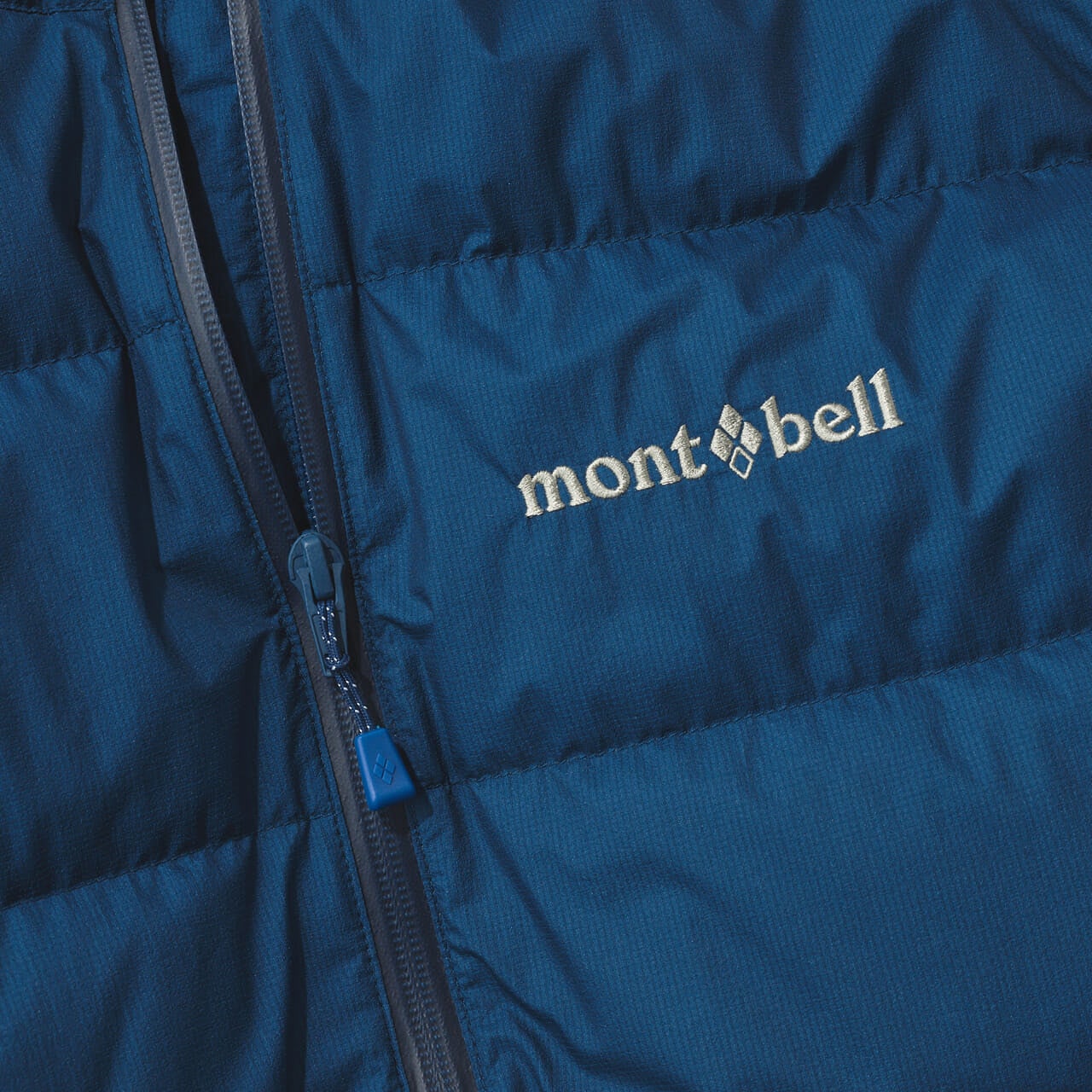 モンベルのパーマフロスト ライトダウンジャケットのブランドロゴ