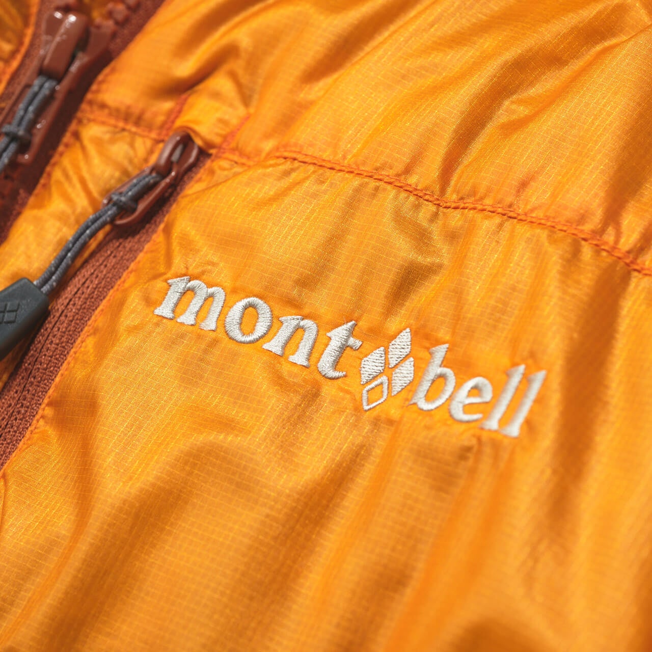 モンベルのアルパインダウン パーカのブランドロゴ