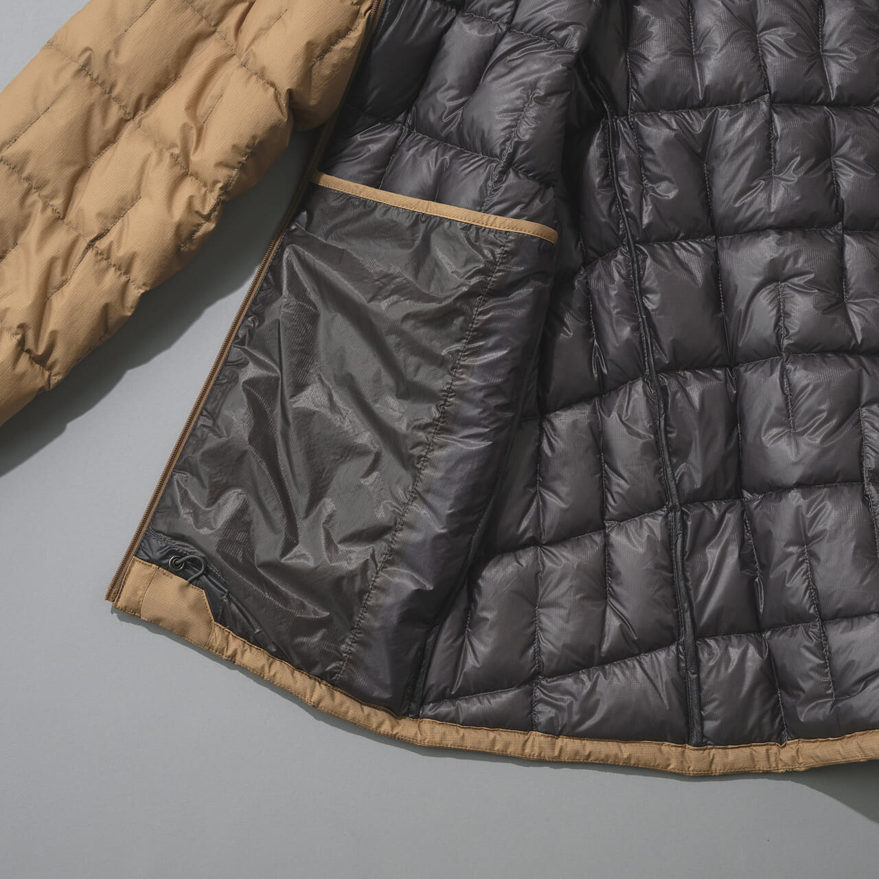 モンベルのイグニスダウン パーカの内側のドロップポケット