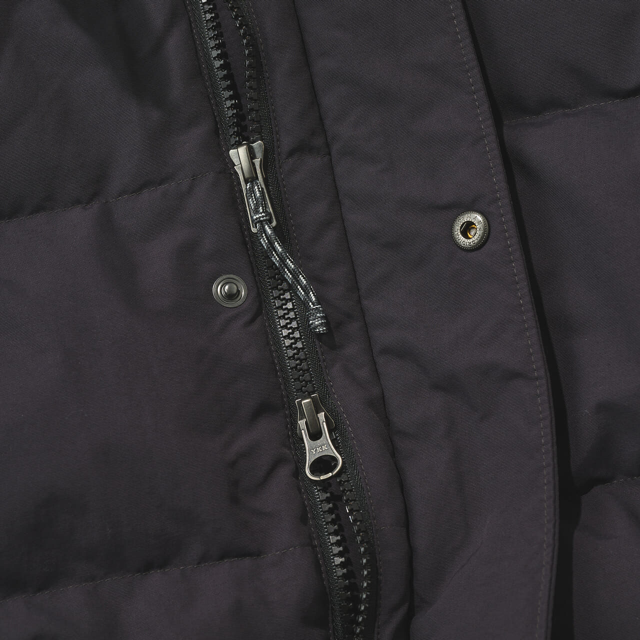 パタゴニアのメンズ・ダウンドリフト・ジャケットのジップ