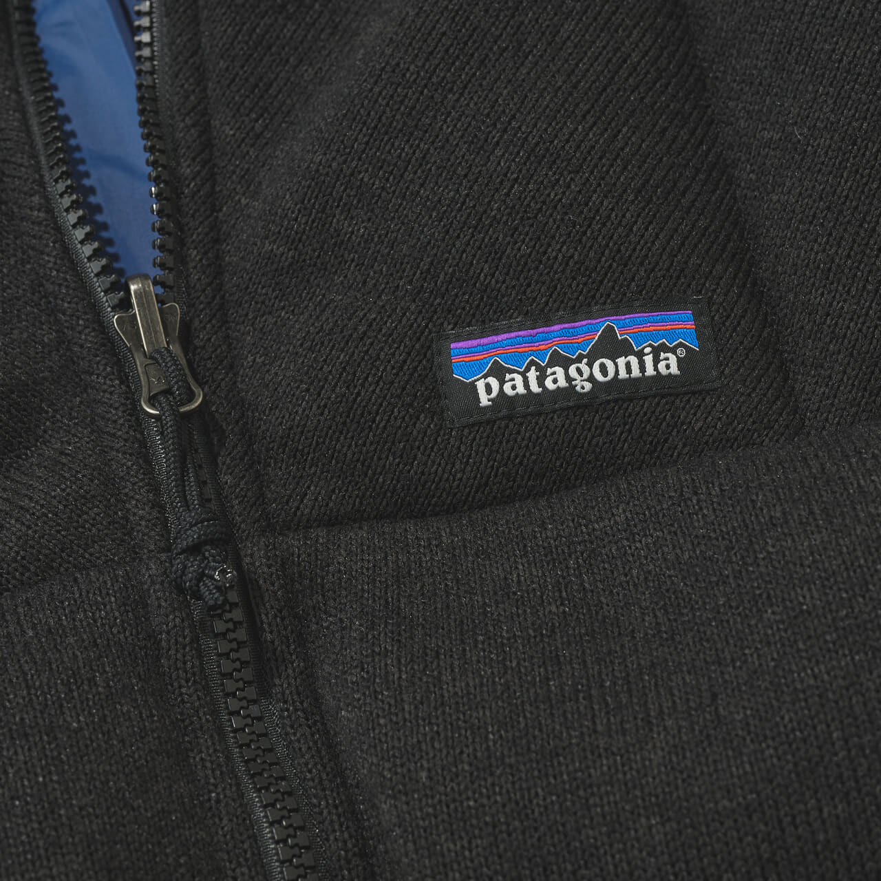 メンズ・リバーシブル・ダウン・ベター・セーターのロゴパッチ