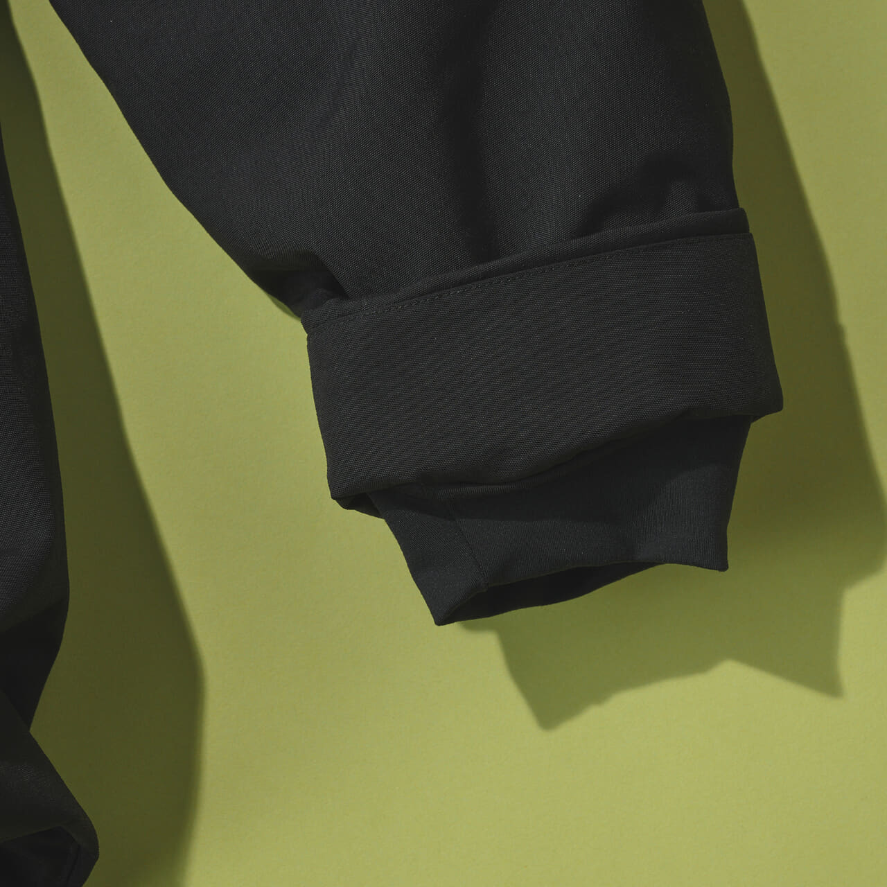 アークテリクスのサーミー ダウン ジャケットのインナーカフ