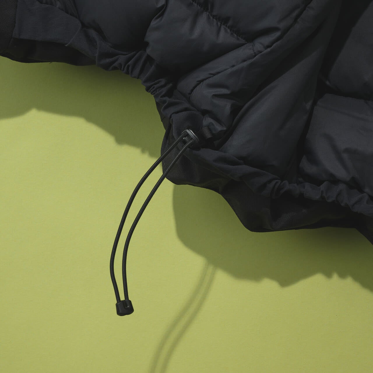 アークテリクスのサーミー ダウン ジャケットのドローコード