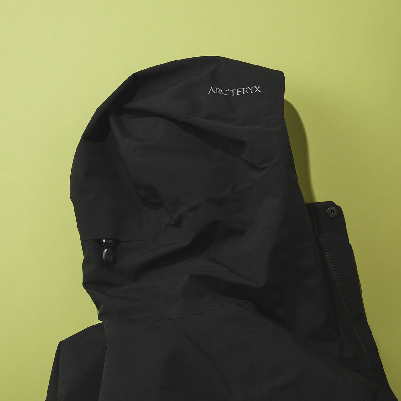 アークテリクスのサーミー ダウン ジャケットのフードのサイド