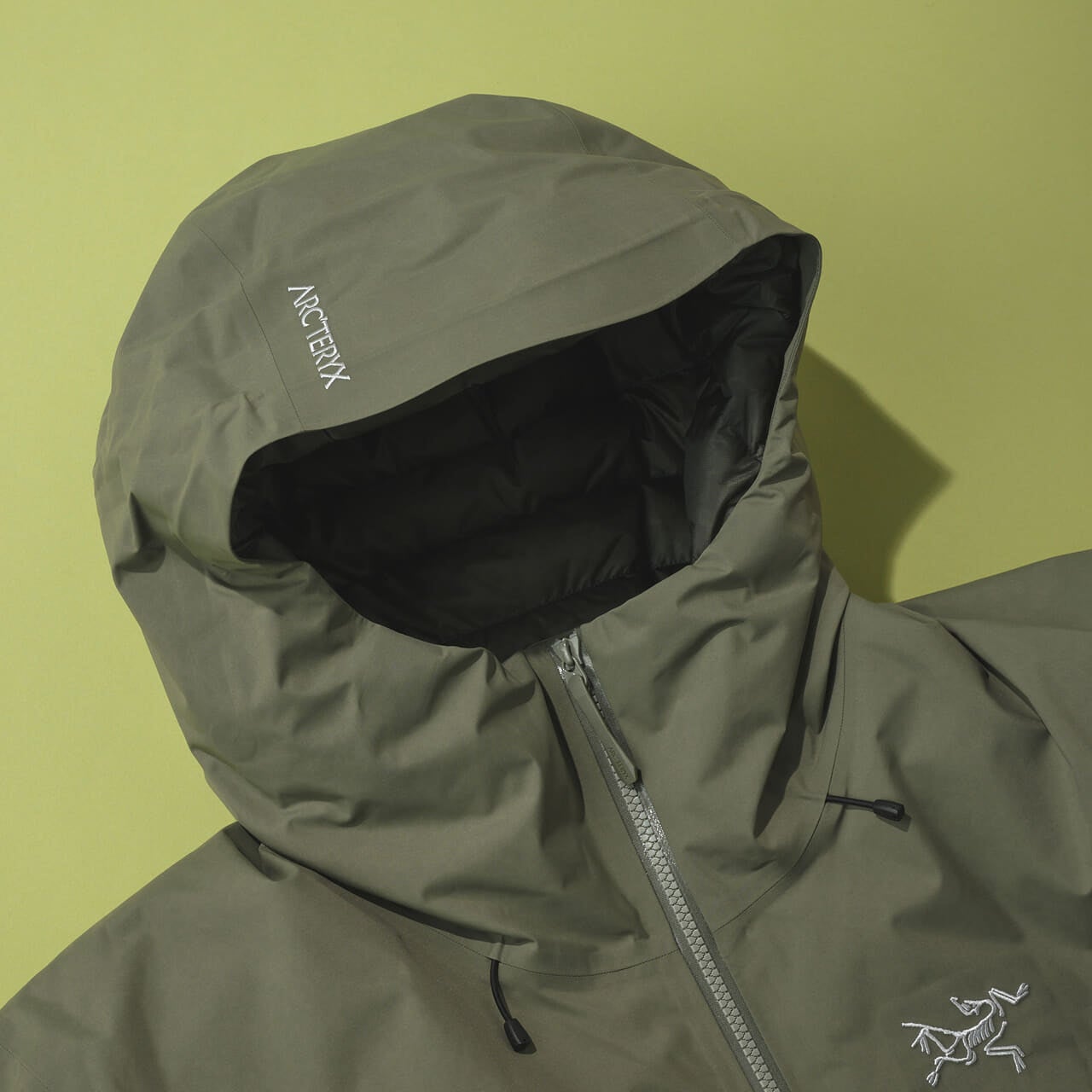 アークテリクスのベータ ダウン ジャケットのフード
