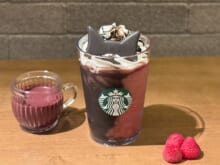 【スタバ 新作レビュー】ハロウィンはアサイーベリー!「黒猫フラペチーノ®」は、“音まで猫”なフルーティーな一杯