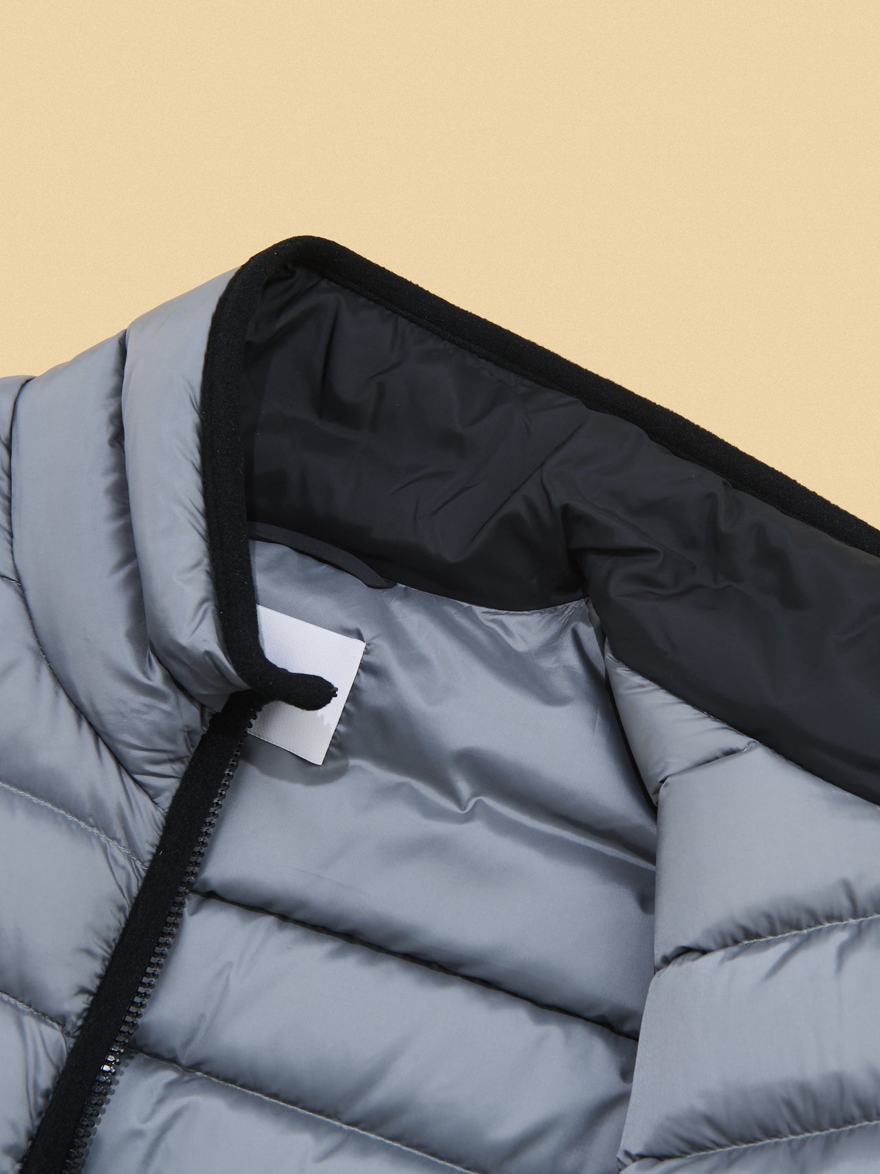 「ミュウミュウ」で この冬押さえたい名作ダウンジャケット 軽量ポンジ ダウンジャケット 襟元