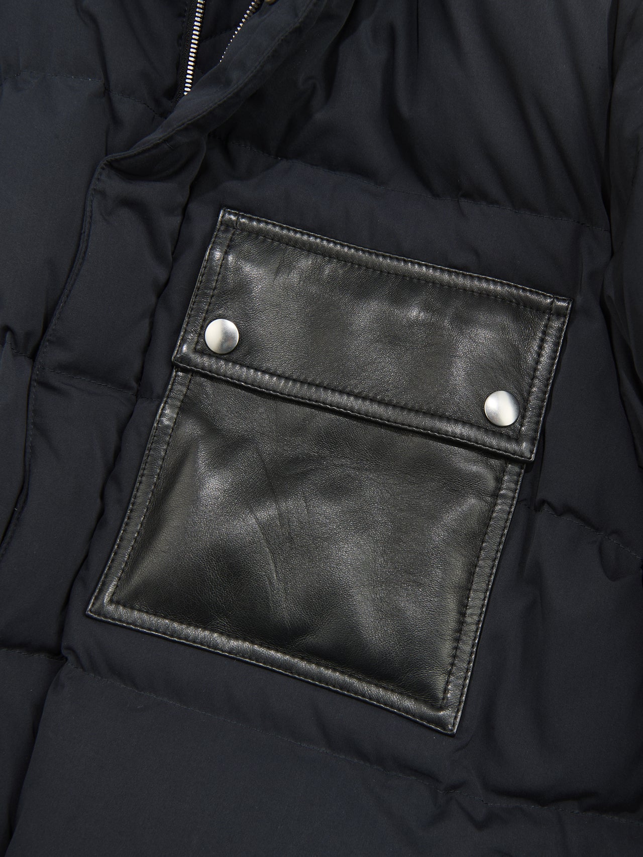 「ボッテガ・ヴェネタ」テック コットン パファー ジャケット 胸のレザーポケット
