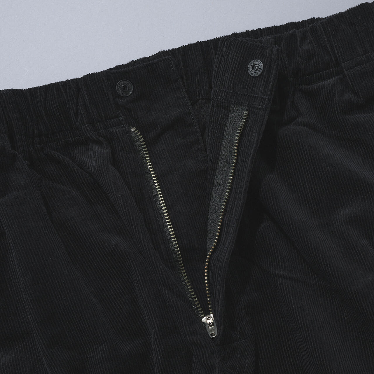 エディターが買ってよかったユニクロユーの愛用パンツ/コーデュロイユーティリティパンツのフロントジップ