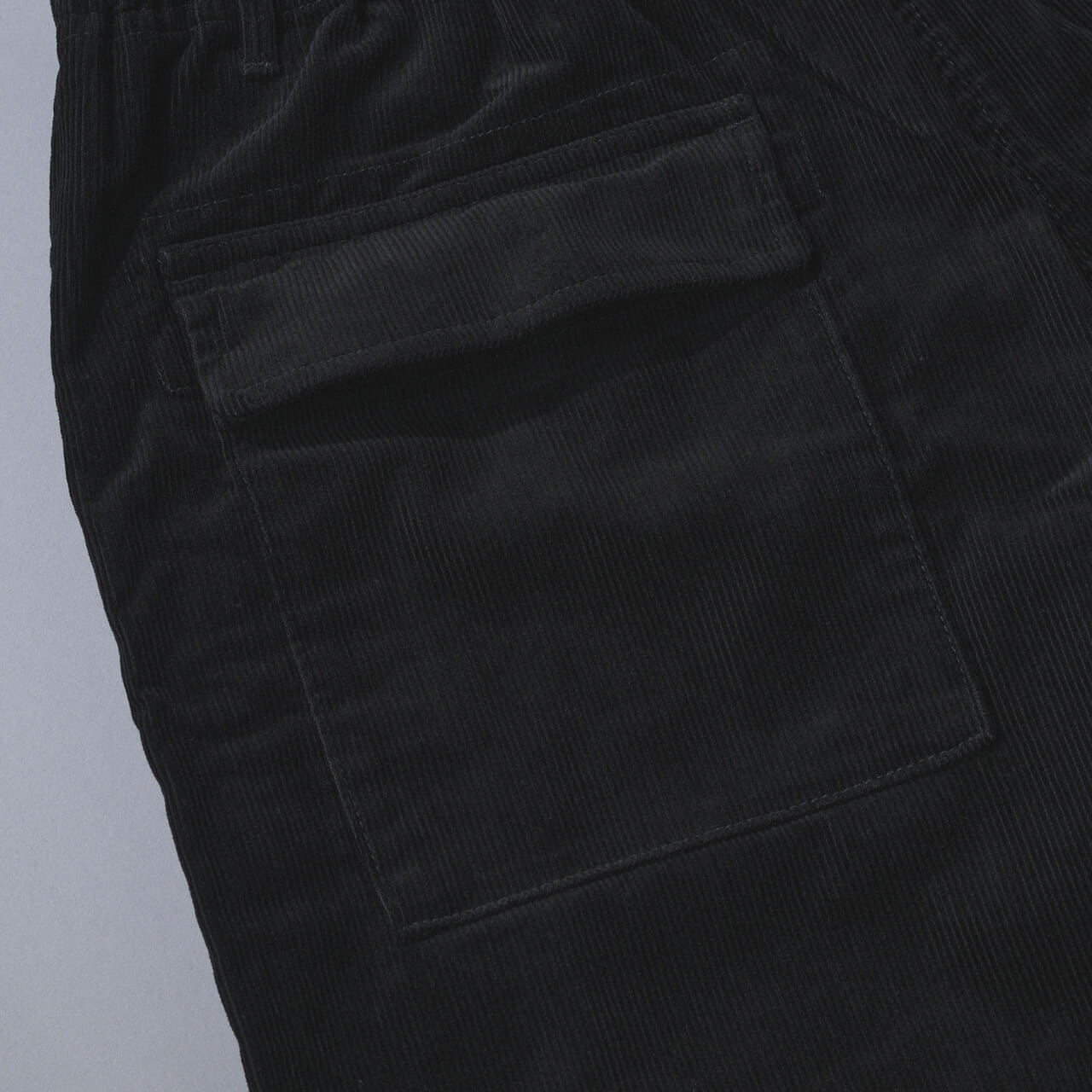 エディターが買ってよかったユニクロユーの愛用パンツ/コーデュロイユーティリティパンツのバックポケット寄り