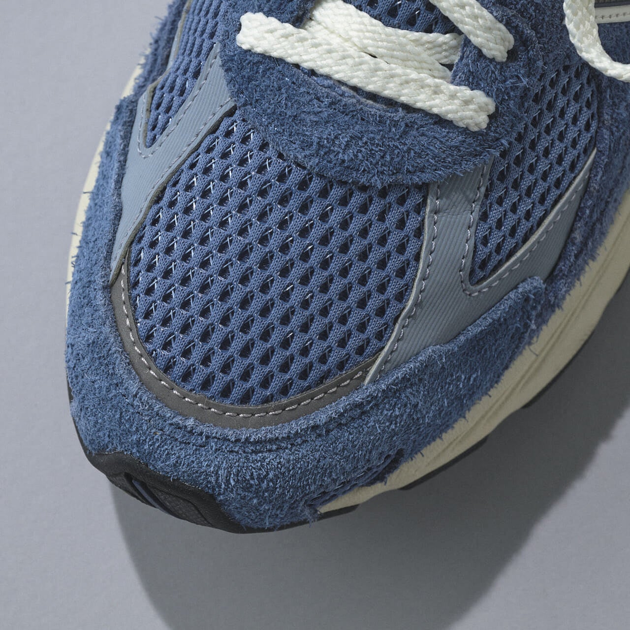 エディターが愛用するニューバランスのスニーカー2010のトゥ